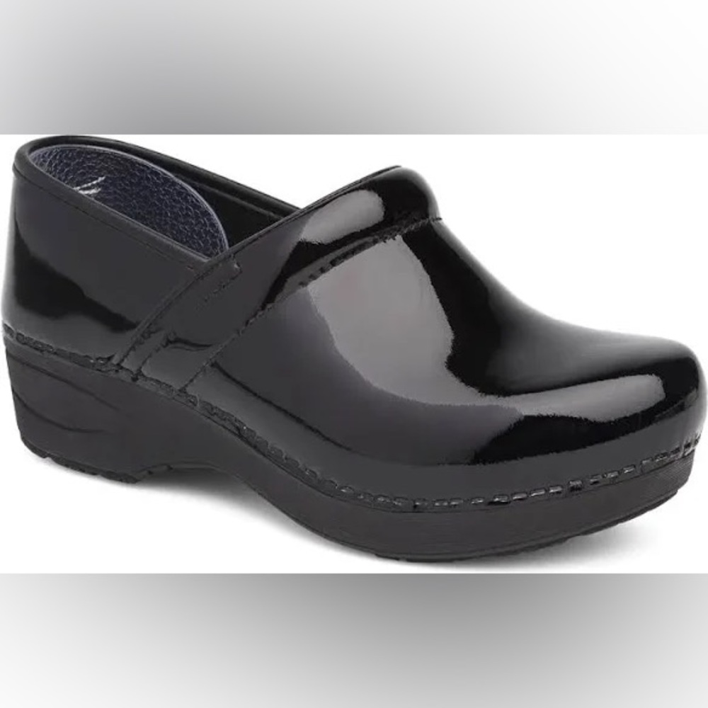 Used Dansko Clogs XP 2.0
Size 39 Patent Black